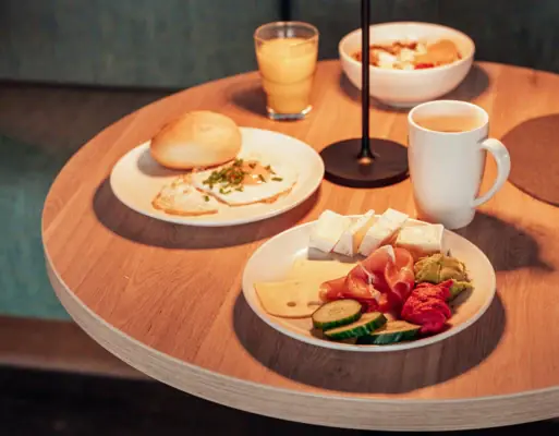 Een tafel met borden eten en een lamp.