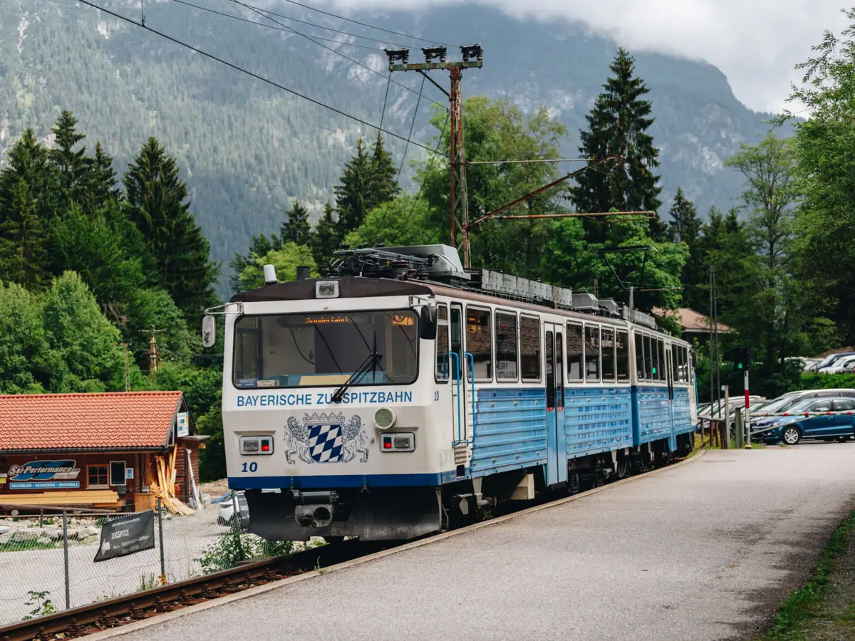 Beierse Zugspitze Spoorweg Een trein rijdt door een besneeuwd landschap.