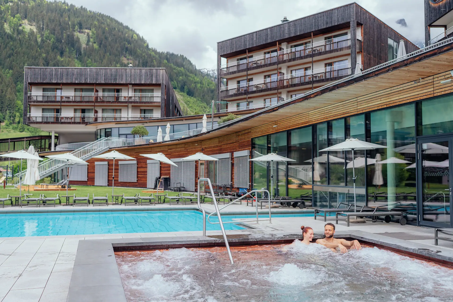 Een stel in een buitenjacuzzi.