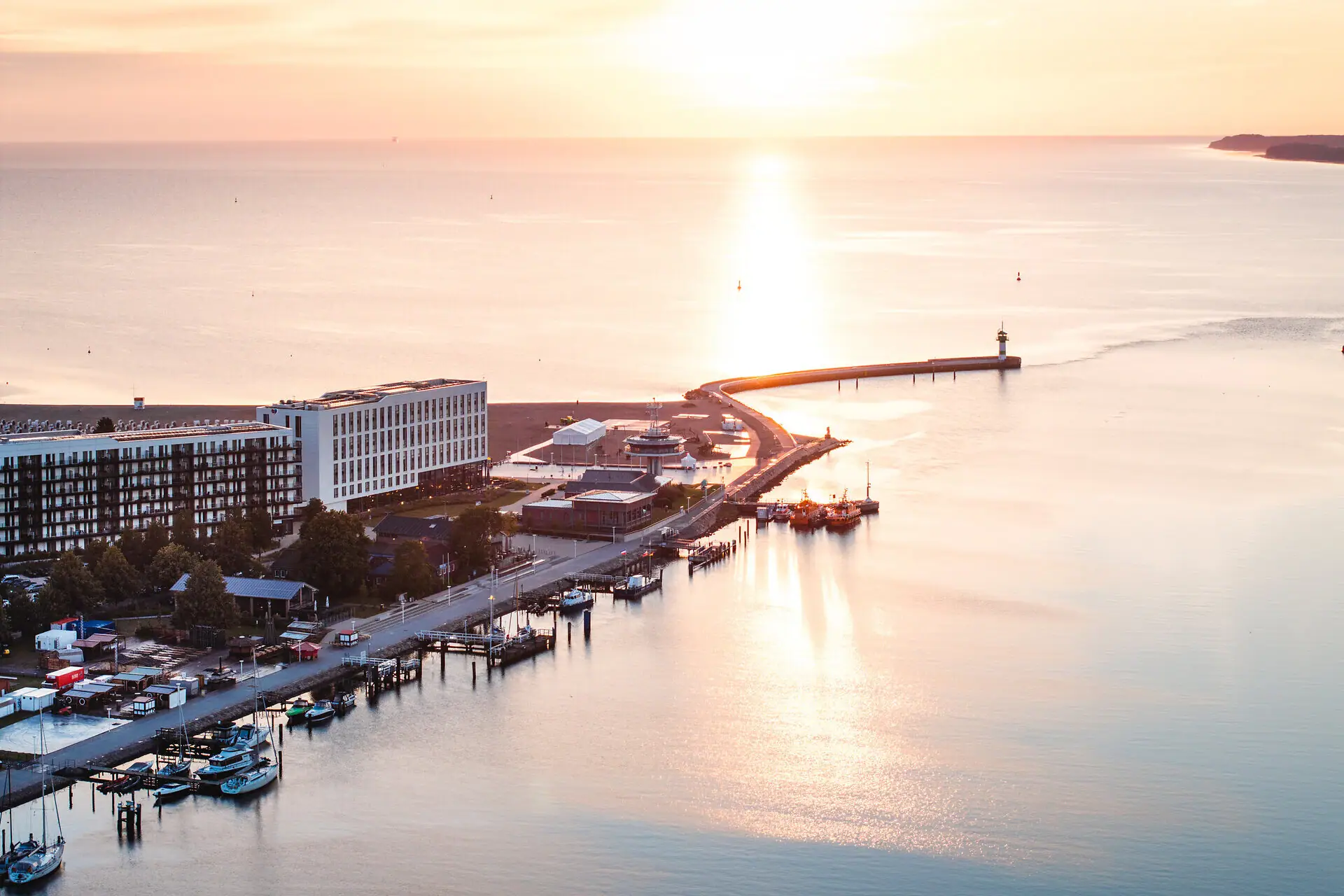 aja Reizen Een waterlichaam met een pier en gebouwen op de achtergrond.