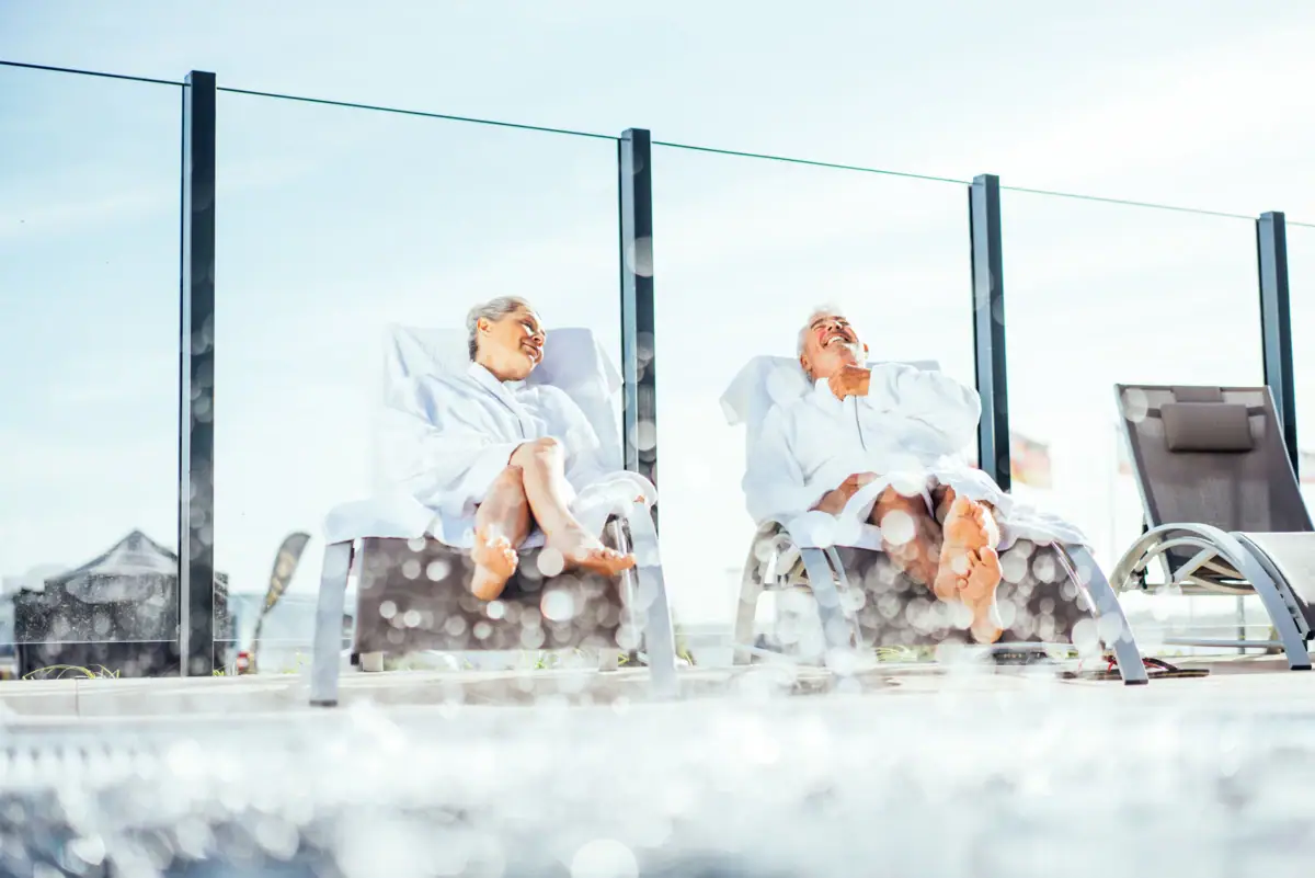 Een man en een vrouw zitten op stoelen.