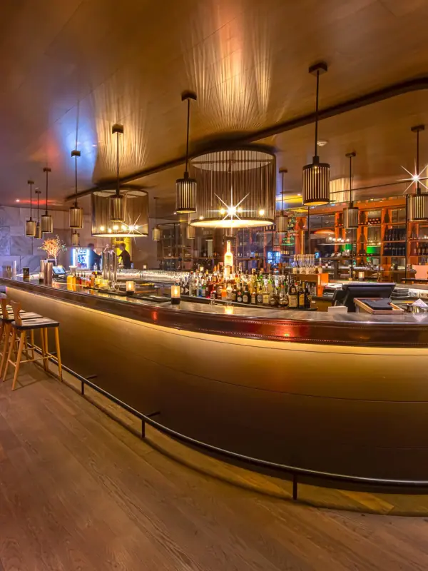 Een bar met een bartoonbank en barkrukken.