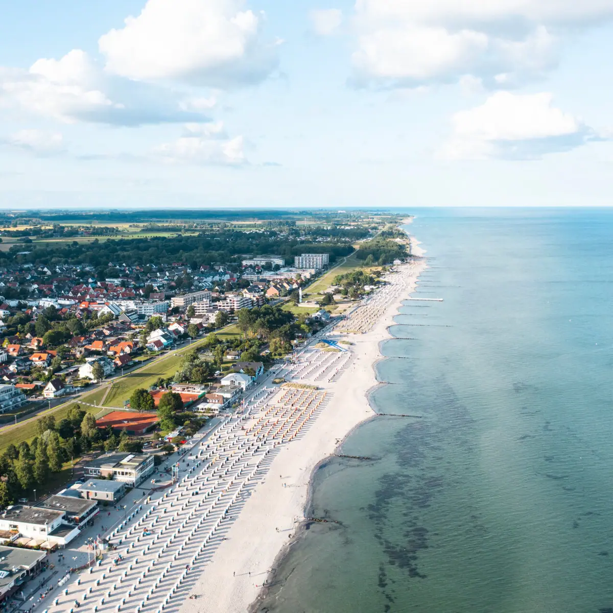 Kust bij Grömitz De kust van Grömitz met het strand, de Oostzee en gebouwen.