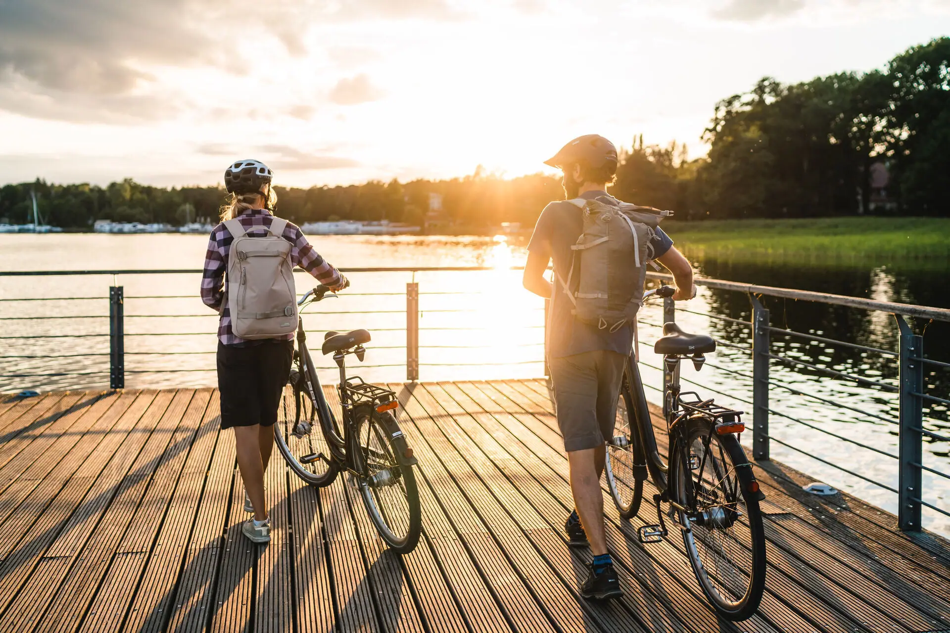 Fietsen op de Scharmützelsee Twee mensen met fietsen op een steiger bij het meer.