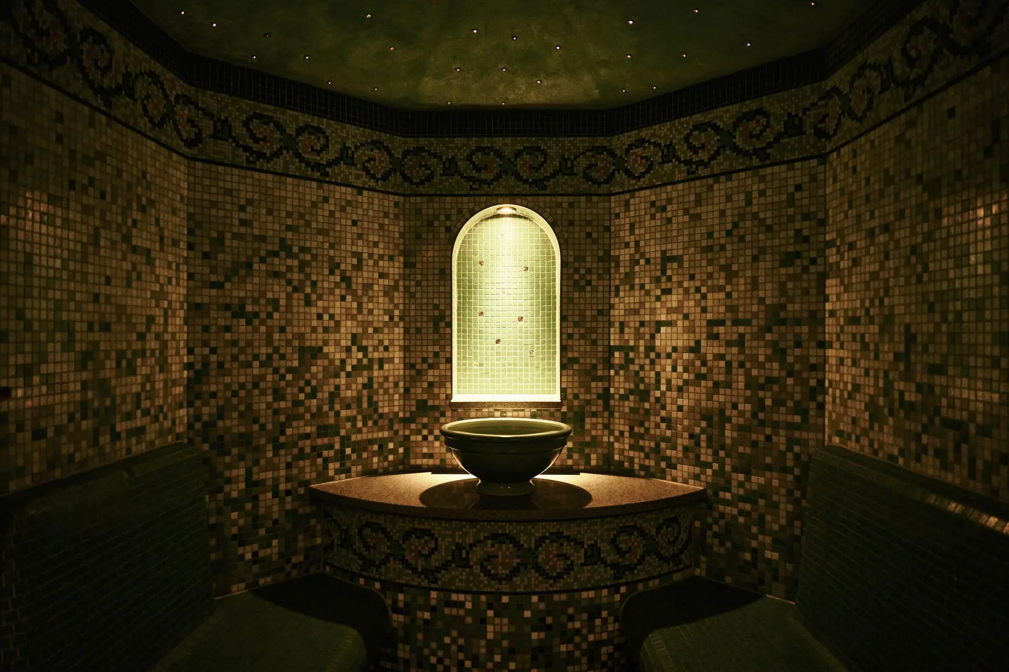 Een stoombad met wastafel en banken.