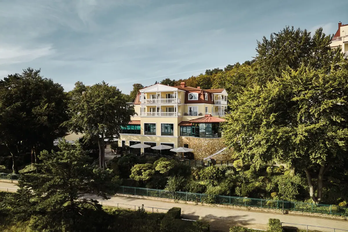 Een gebouw met bomen eromheen.