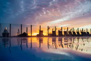 Die Wasseroberfläche eines Außenpools bei Sonnenuntergang.