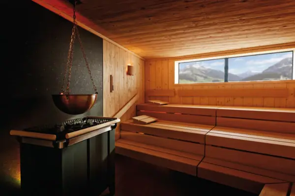 Sauna met grote kom boven een heet zwembad