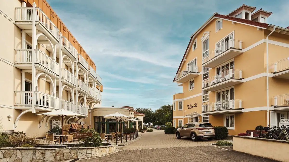 Straat met gebouwen en geparkeerde auto's.