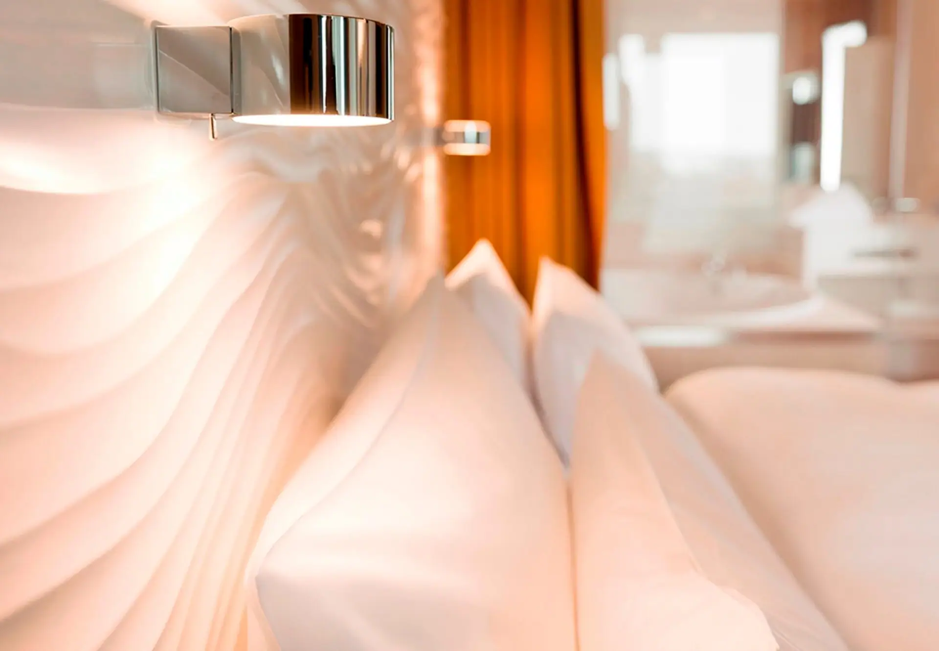 Mindervalide kamer  Een lamp aan de muur in een interieur.