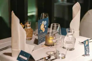 Oudejaarstafel Een tafel met een kaars en glazen.