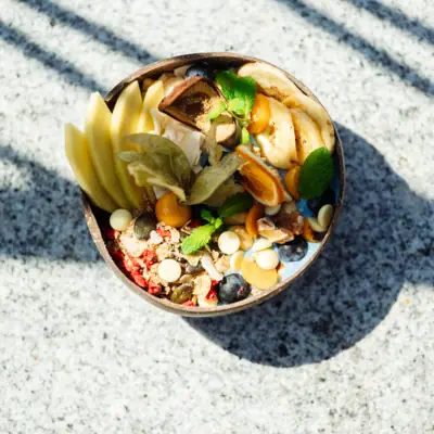 Badehaus Smoothie Bowl Een kom met smoothie, stukjes fruit, noten en zaden