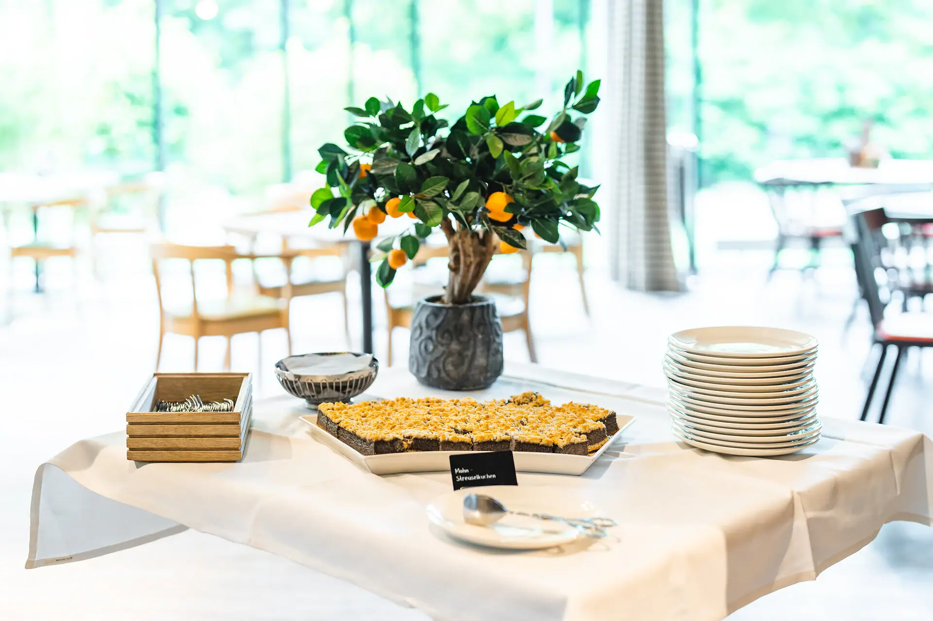 aja koffiepauze Een tafel met borden en eten.