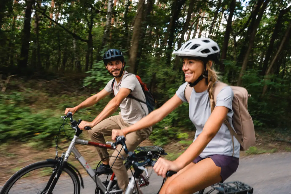 Belevenissen en activiteiten in Bad Saarow Een man en een vrouw fietsen in het bos.