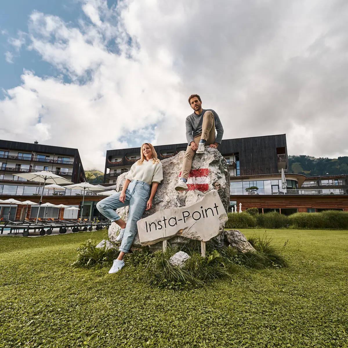 Insta-Point Een man en een vrouw zitten op een rots met een bord.
