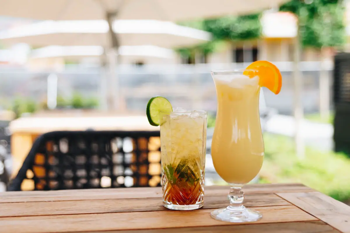 Twee drankjes met een cocktail op tafel.