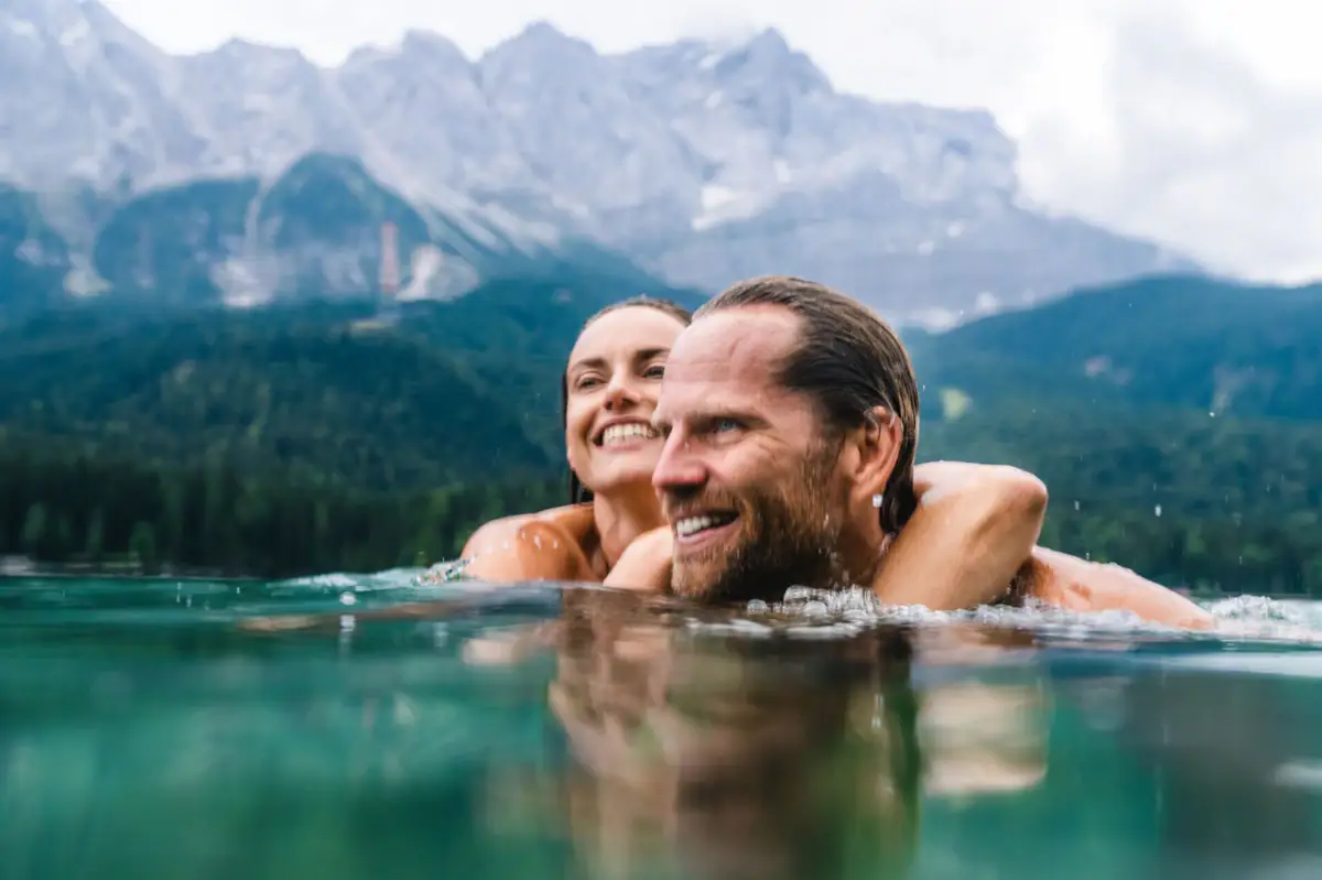 Een man en een vrouw in het water.