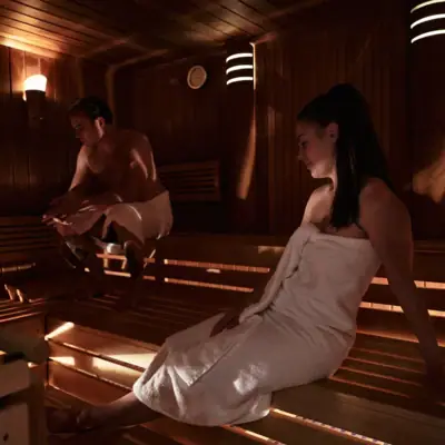 Een man en een vrouw in een sauna.