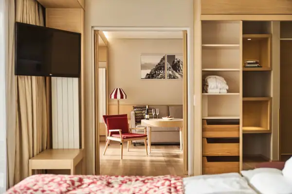 Een kamer met een televisie en een stoel.