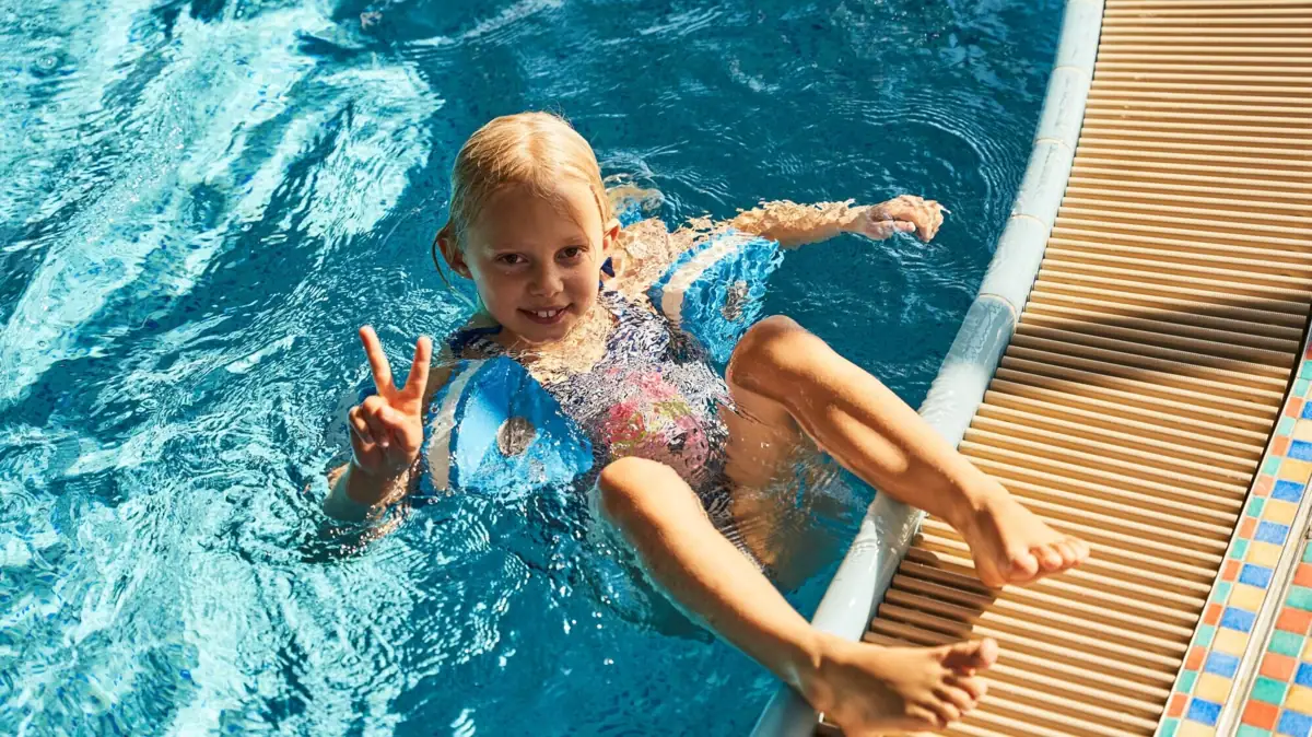 Meisje zwemt in het zwembad.