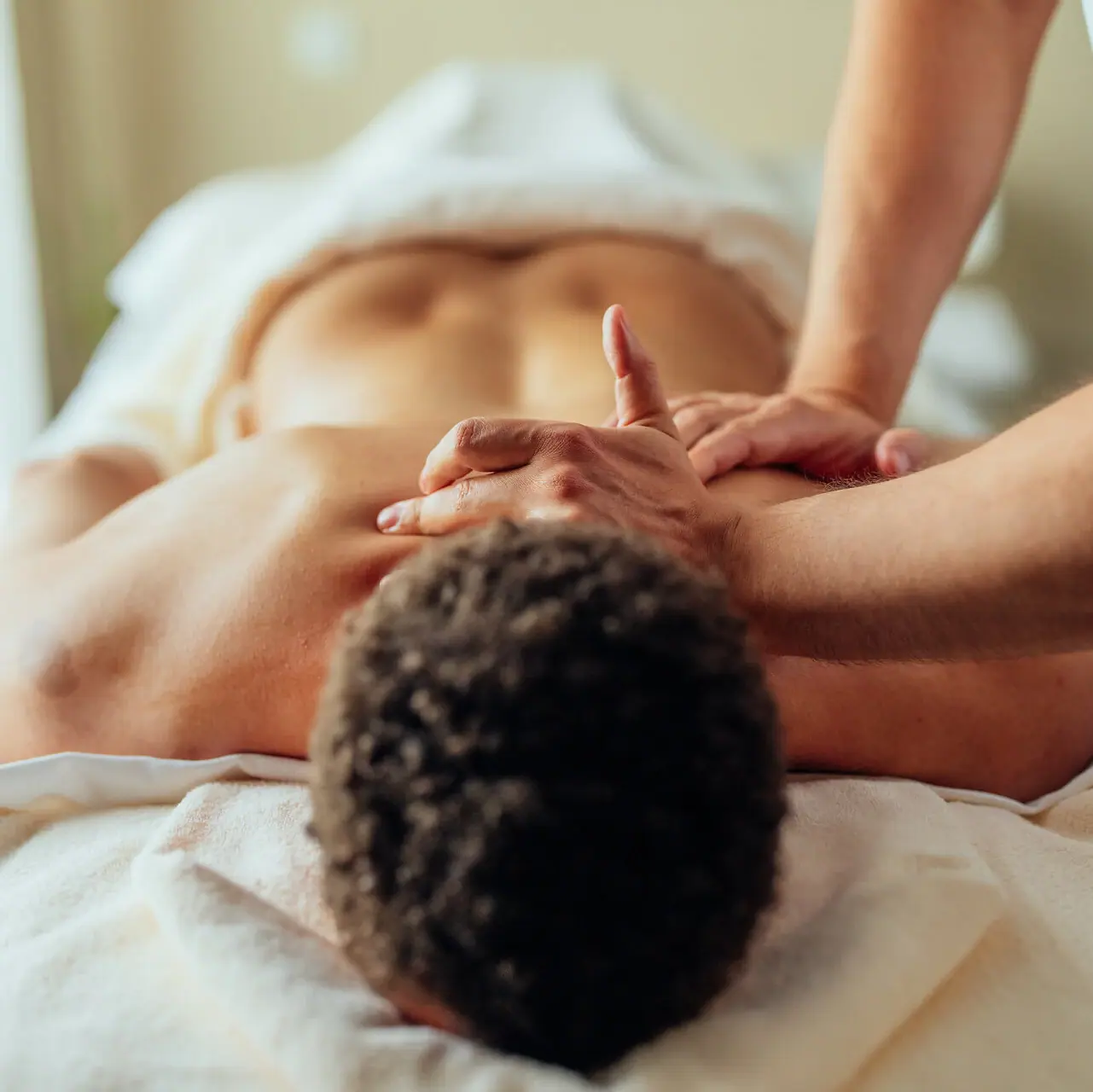 Massage Er ligt een man op een massagetafel.