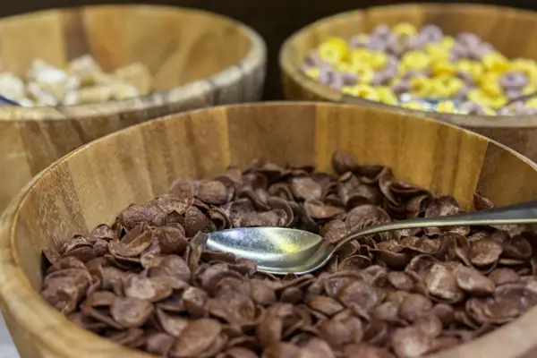 Een kom cornflakes met een lepel op de achtergrond Andere soorten cornflakes