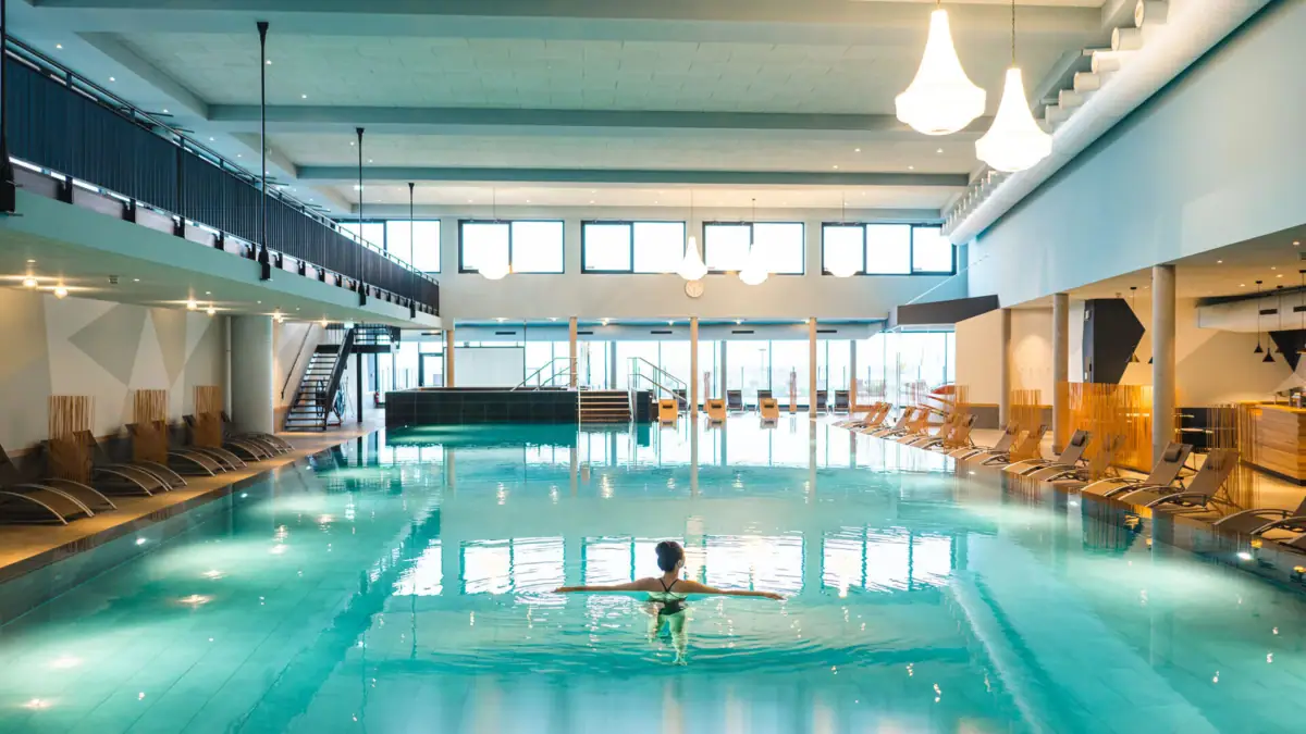 Overdekt zwembad aja Travemünde  Een vrouw in een zwembad.