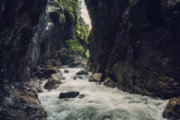 Partnach Klamm Garmisch-Partenkirchen Een rivier stroomt door een rotsachtige kloof.