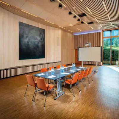Conferentieruimte Een kamer met een tafel en stoelen.
