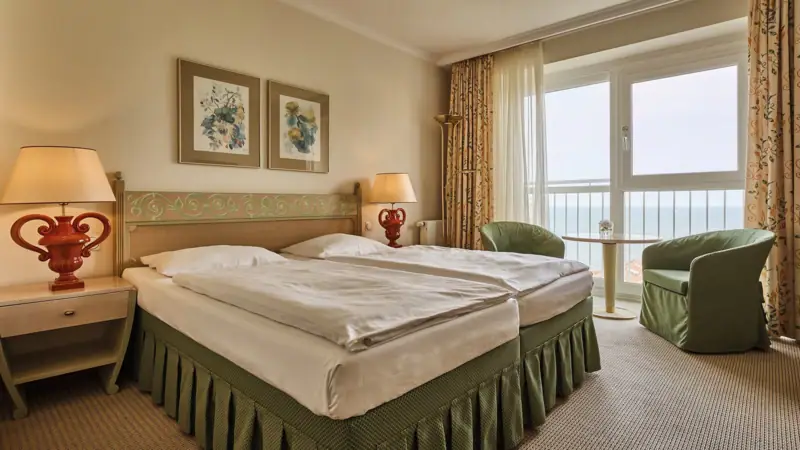 Hotelkamer met bed en raam.