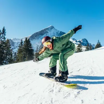Snowboard Een persoon op een snowboard in de sneeuw.