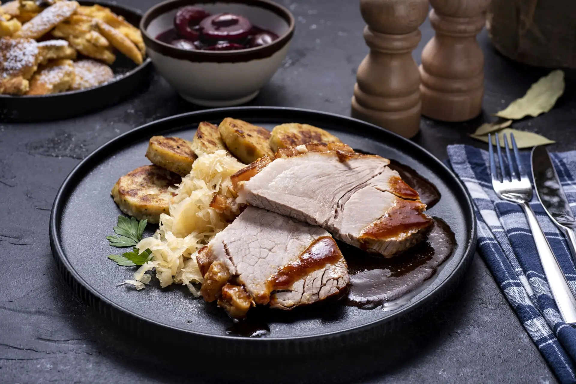 Een bord met eten, een vork en een mes.