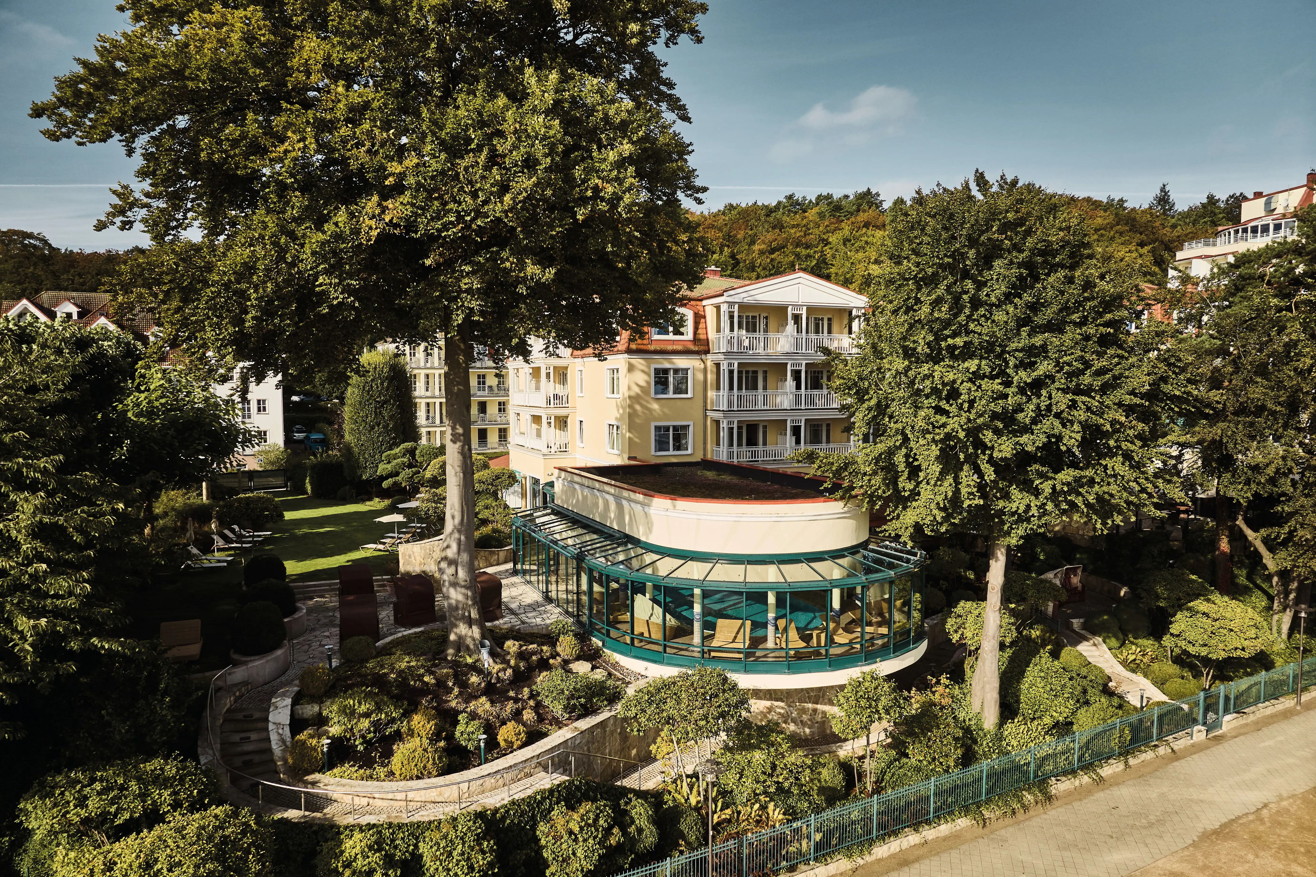 aja Strandhotel Bansin Een gebouw omringd door bomen