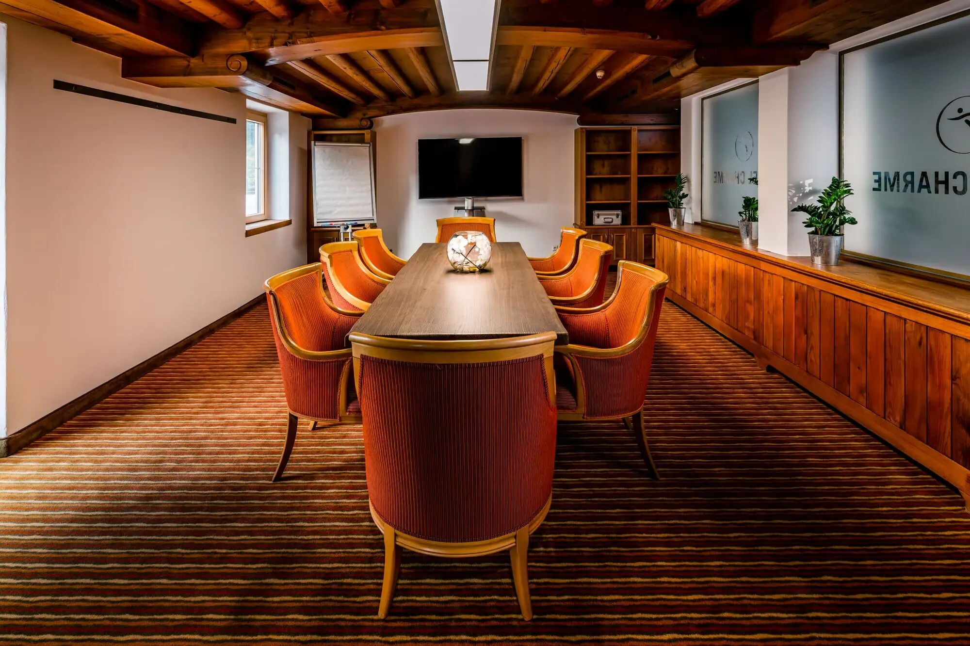 Bibliotheek Een kamer met een tafel en stoelen.