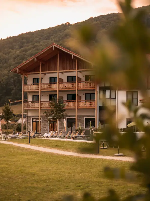 Een gebouw met een grasveld en stoelen ervoor.