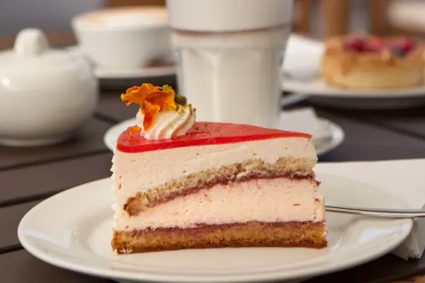 Taart Iemand giet een drankje over een stuk taart.