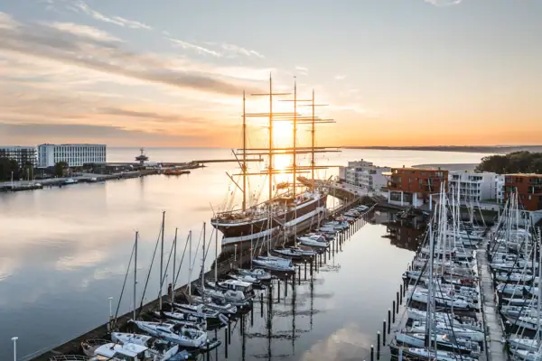 Passat Een groot schip in de haven bij zonsopgang.