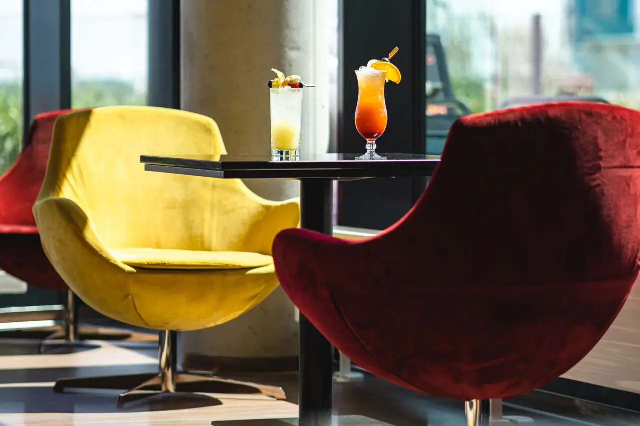 Bar Travemünde Een tafel met twee glazen vloeistof erop.