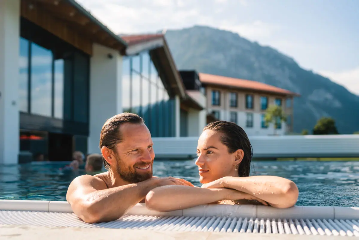 Een man en een vrouw in een zwembad.