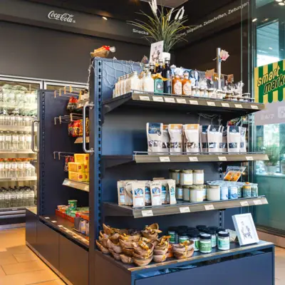 Winkel met schappen vol eten en drinken.