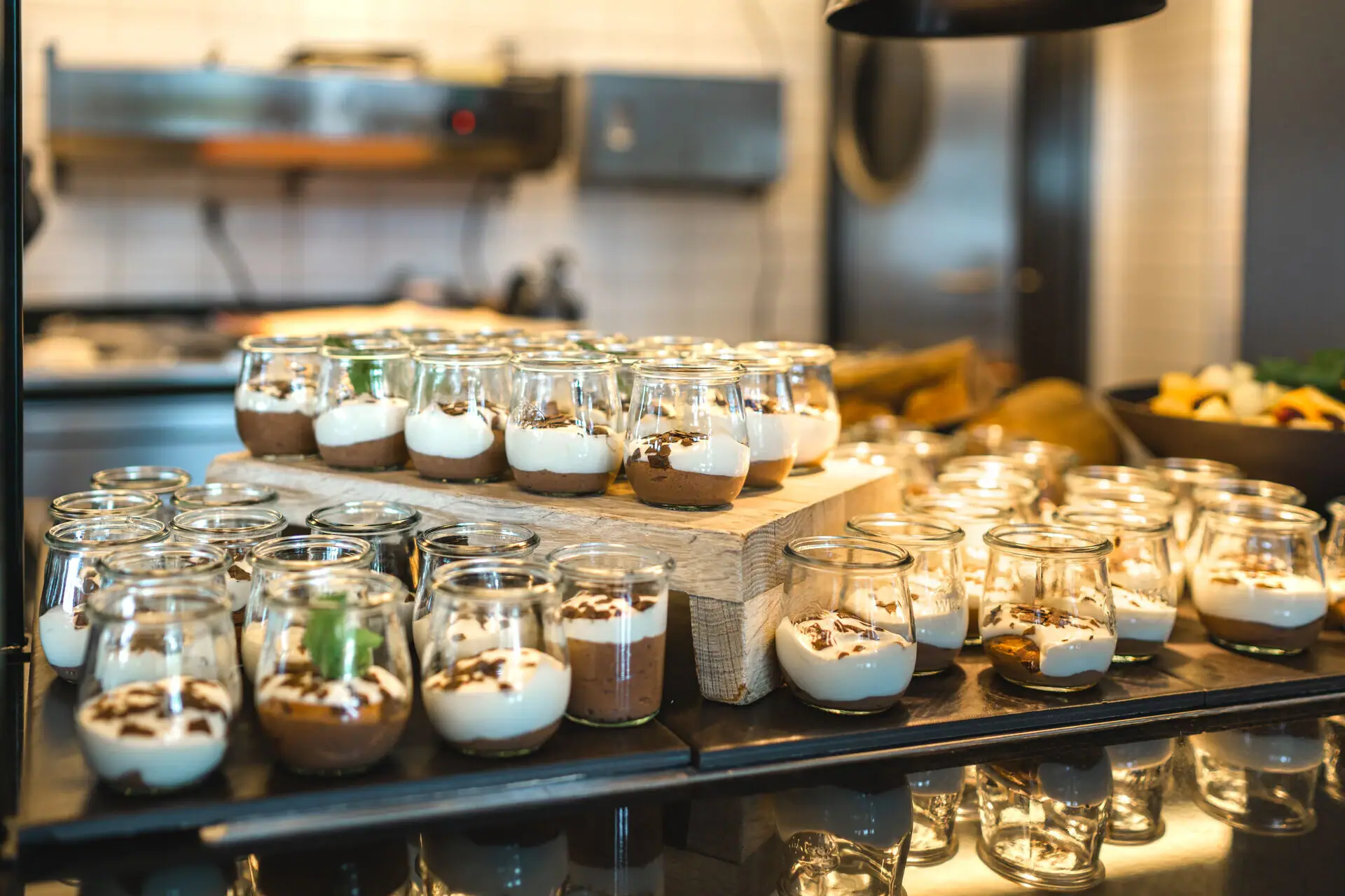 Een groep kleine glazen gevuld met desserts.