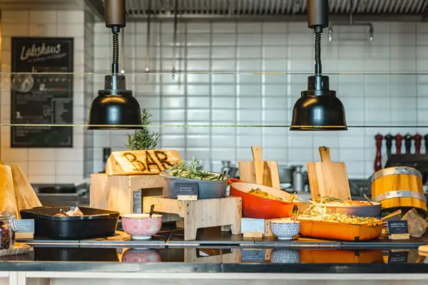 Een toonbank met schalen vol gerechten.