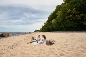 Ein Mann und eine Frau am Strand.