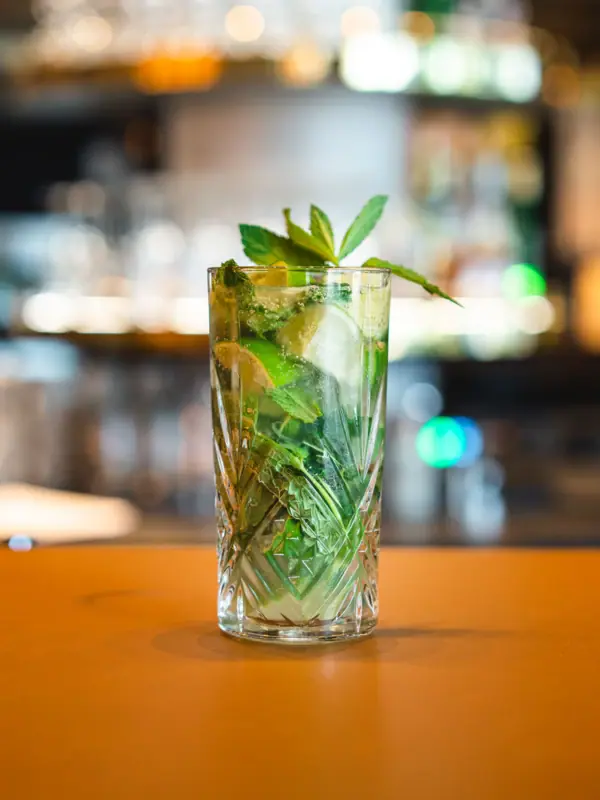 Mojito drankje Een glas met een drankje gegarneerd met limoenen en muntblaadjes in de aja Bar Garmisch-Partenkirchen.