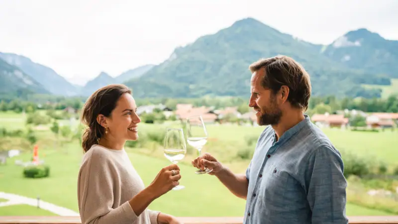Wijn Een man en een vrouw houden wijnglazen vast.