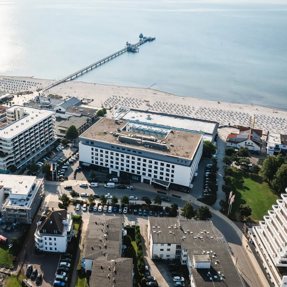 Luchtfoto van een strand en gebouwen.