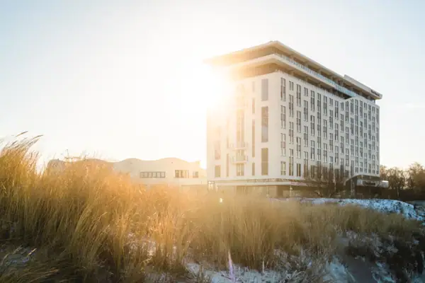 Ein hohes Gras vor einem dem aja Warnemünde im Freien.