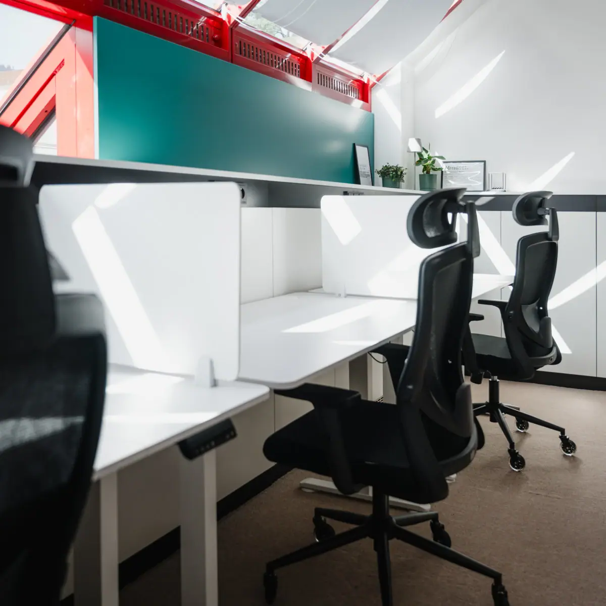De Impuls Raum, een coworkingruimte in Garmisch-Partenkirchen met meerdere werkplekken naast elkaar.
