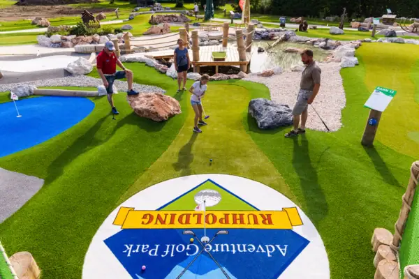 Een groep mensen die golf spelen.