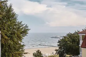 Outlook Boot op het water onder een bewolkte hemel